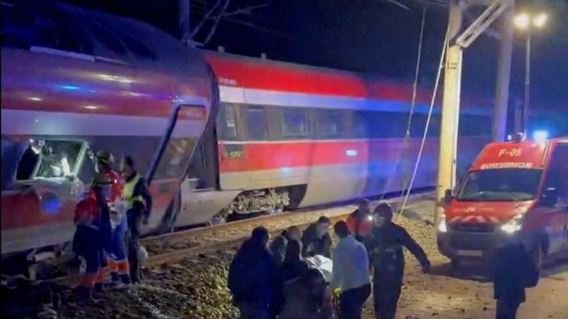  At least 21 dead in high-speed train collision in Spain 
