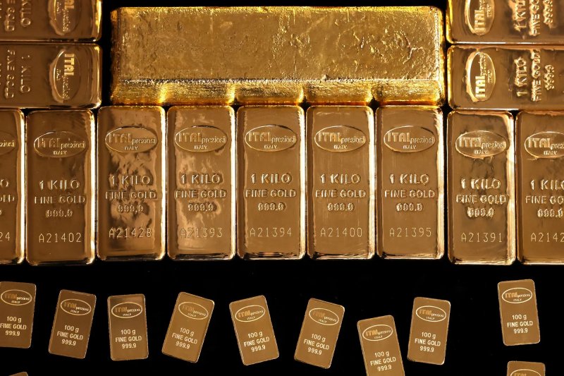 Gold hits record $4,735 as Bitcoin struggles amid market volatility