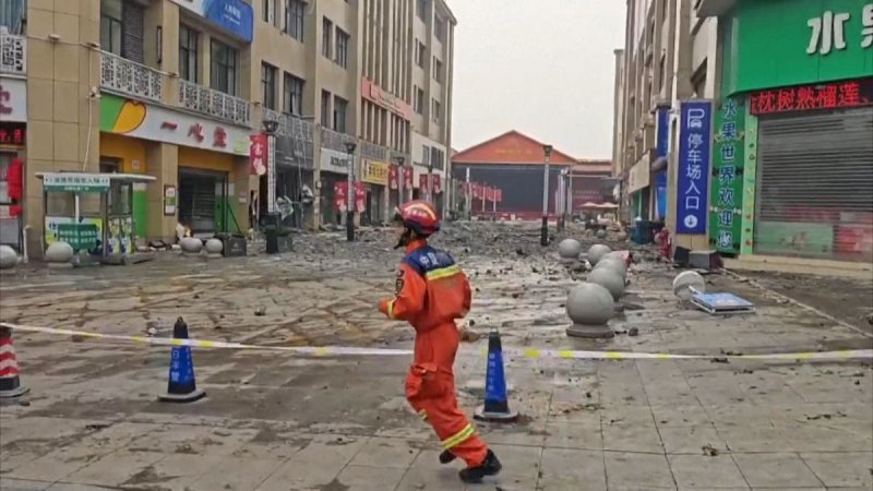 Çində zəlzələ evlərə və infrastruktura zərər verdi