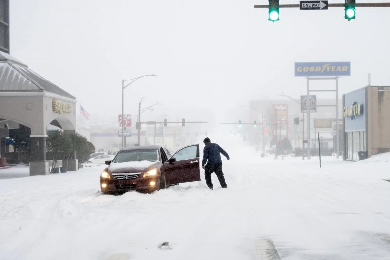 Winter storm kills at least 7, leaves 800,000 without power in US