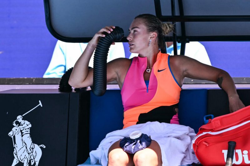 Australian Open: Sabalenka into semis despite heat