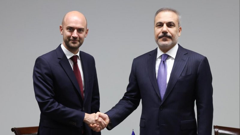Türkiyə və Fransa XİN başçıları Rusiya-Ukrayna müharibəsini müzakirə etdi
