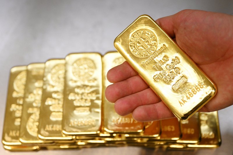 Gold hits new record above $5,200 ahead of Fed decision