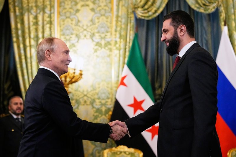 Putin əl-Şaraaya: Suriyanın ərazi bütövlüyünü bərpa səylərini dəstəkləyirik