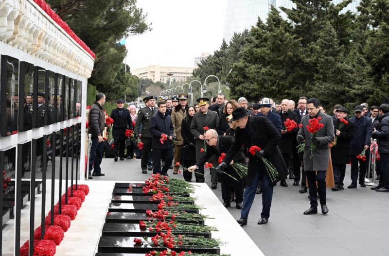 Diplomatic corps reps pay tribute to Azerbaijani martyrs