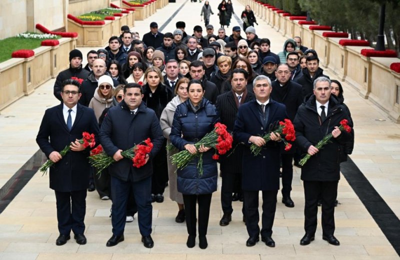 Ombudsman Aparatı 20 Yanvar şəhidlərini yad etmək üçün Şəhidlər xiyabanını ziyarət edib