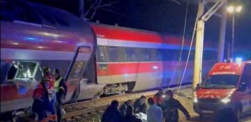  At least 21 dead in high-speed train collision in Spain 