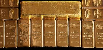 Gold hits record $4,735 as Bitcoin struggles amid market volatility