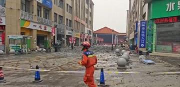 Çində zəlzələ evlərə və infrastruktura zərər verdi
