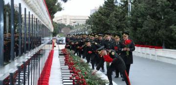 Dövlət Agentliyinin əməkdaşları Şəhidlər xiyabanını ziyarət ediblər