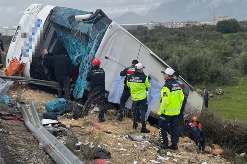 Bus plunges into ravine in Türkiye's Antalya, killing at least 8