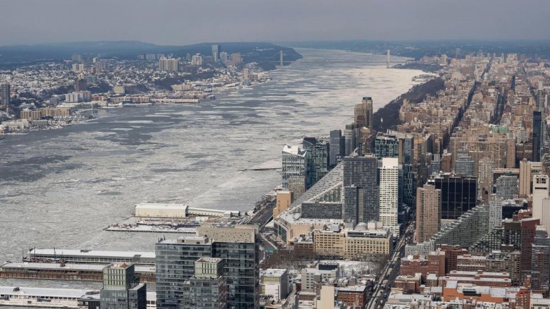 Cold snap kills 14 outdoors in New York City amid winter storm