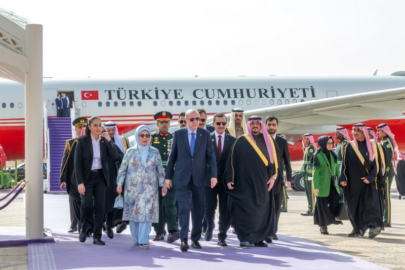 Türkiyə Prezidenti Səudiyyə Ərəbistanında rəsmi qarşılanıb