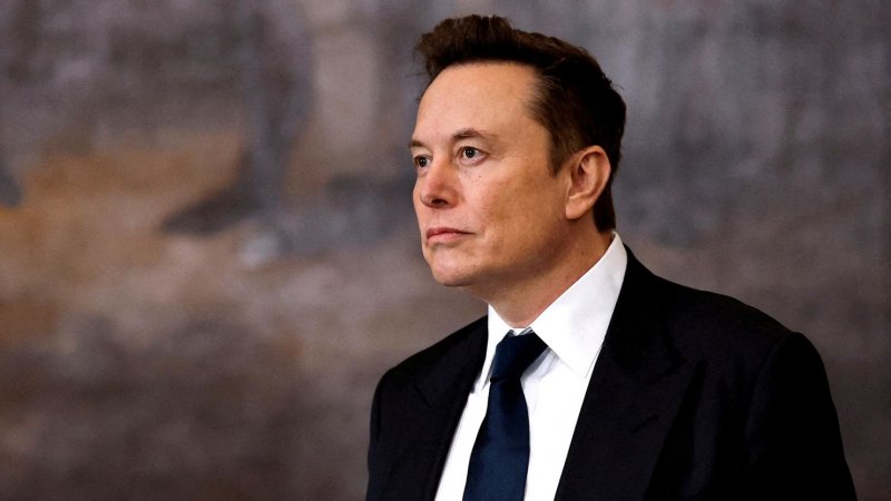 Elon Musk becomes first person ever worth $800 billion
