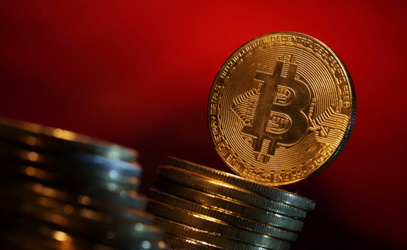 Bitcoin loses 25% in last 7 days, hovers at $63,000 threshold
