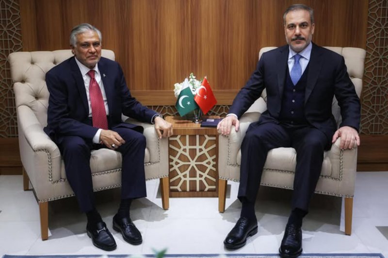 Türkiyə və Pakistan XİN başçıları regional məsələləri müzakirə edib