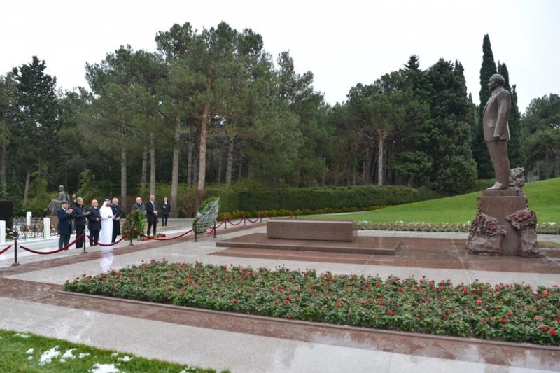 Ərəb Parlamentinin nümayəndə heyəti Fəxri xiyabanı və Zəfər parkını ziyarət edib
