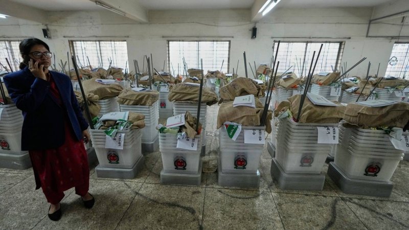Banqladeşdə ilk dəfə devrilmiş hakimiyyət sonrası parlament seçkiləri keçirilir