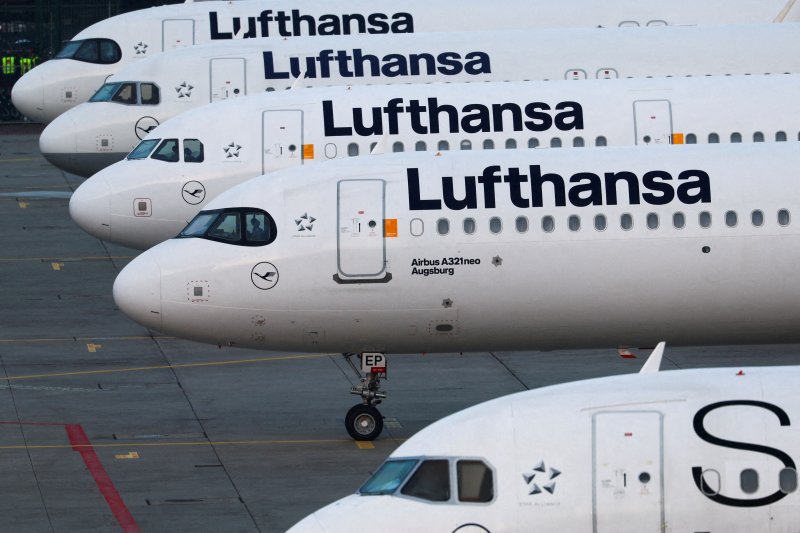 Lufthansa strike grounds hundreds of flights