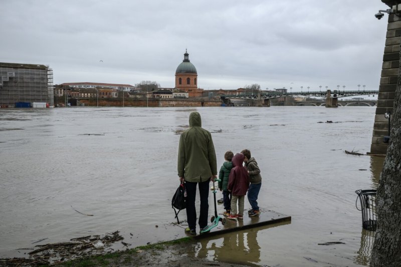 Storm Nils leaves 1 dead, 850,000 homes without power in France