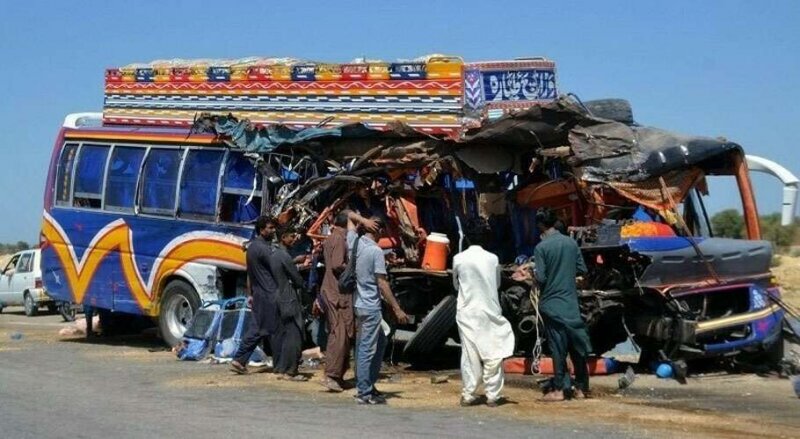At least 11 killed in passenger coach-trailer collision in S. Pakistan
