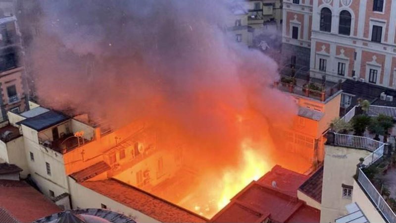 Neapolda tarixi Sannazaro Teatrı yanıb