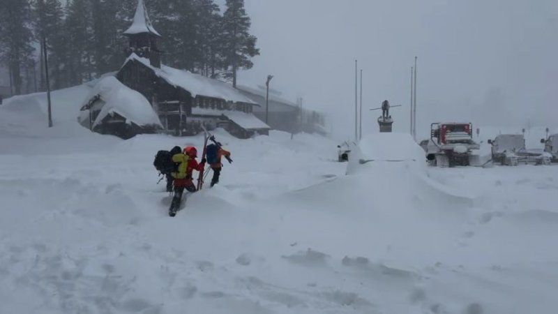 Ten skiers missing in California avalanche