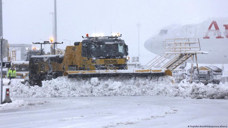 Severe snowfall hits Vienna airport traffic