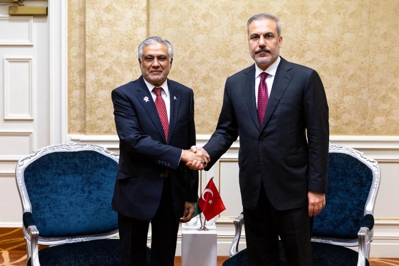 Türkiyə və Pakistan XİN rəhbərləri Pakistan-Əfqanıstan münasibətlərini müzakirə edib