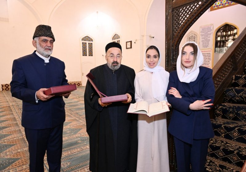 Leyla Əliyeva və Alena Əliyeva Gəncədə Şah Abbas məscidini ziyarət ediblər