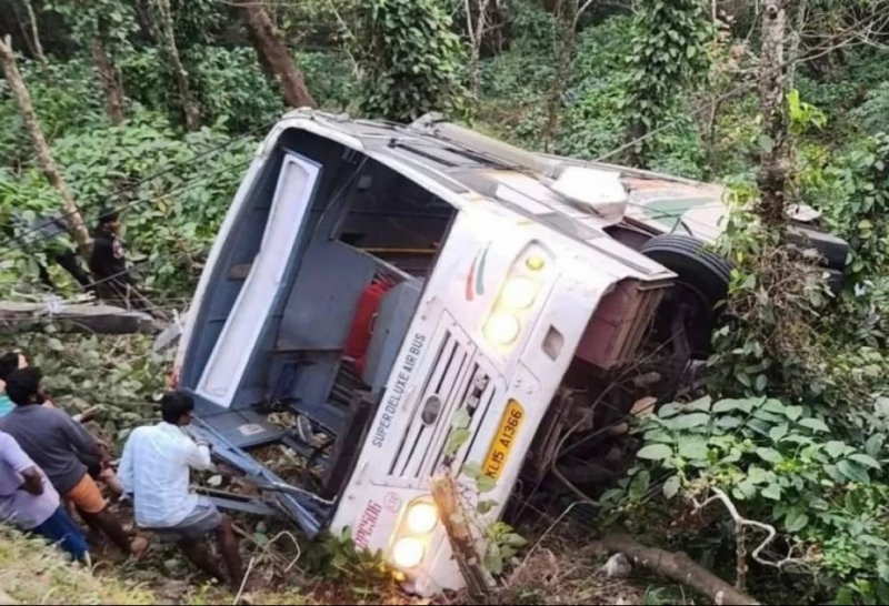 Nepalın qərbində avtobus qəzası: 8 nəfər hadisə yerində ölüb 