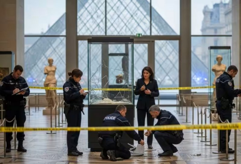 Empress's crown dropped by Louvre heist thieves to be fully restored