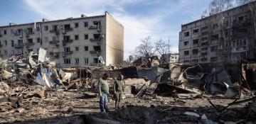 Rusiya Donetsk vilayətində yaşayış və sənaye obyektlərini vurub