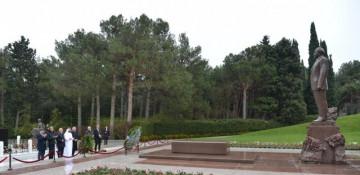 Ərəb Parlamentinin nümayəndə heyəti Fəxri xiyabanı və Zəfər parkını ziyarət edib