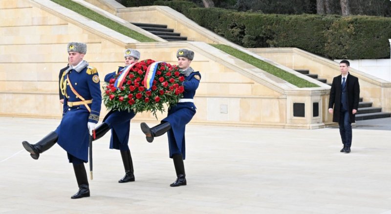 Moldova XİN başçısı Zəfər parkı və Şəhidlər xiyabanını ziyarət edib