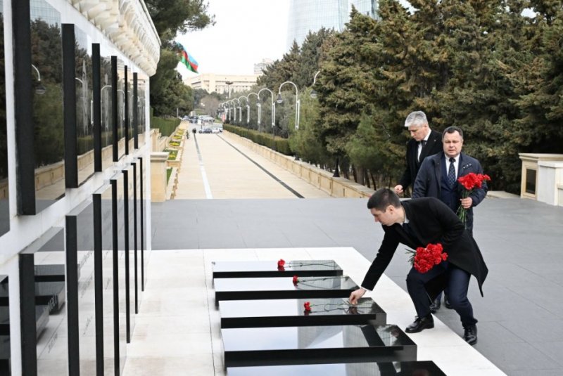 2026/03/11-1772791204.jpg + Moldova XİN başçısı Zəfər parkı və Şəhidlər xiyabanını ziyarət edib News about - Moldova XİN başçısı Zəfər parkı və Şəhidlər xiyabanını ziyarət edib