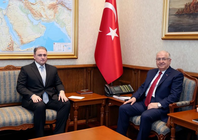 Türkiyənin milli müdafiə naziri Yaşar Gülər Azərbaycan müdafiə sənayesi naziri Vüqar Mustafayevi qəbul edib