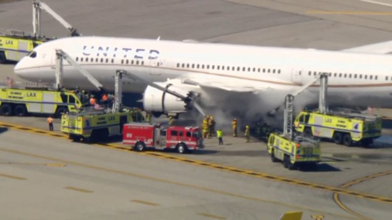 United Airlines flight makes emergency landing in Los Angeles -  VIDEO 