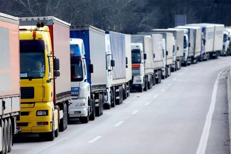 Cargo truck traffic at Azerbaijan-Iran border halted