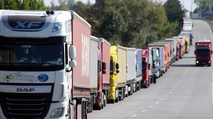 Azerbaijan, Iran resume cargo transportation by all types of vehicles