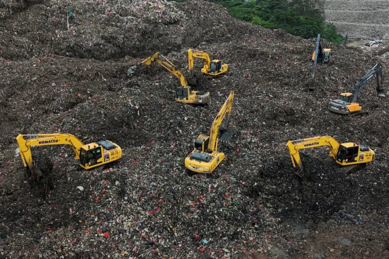 Seven dead in Indonesia landfill collapse