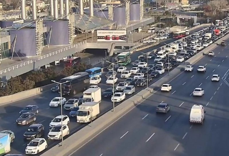 Paytaxtın bir sıra yollarında nəqliyyatın hərəkətində sıxlıq müşahidə olunur