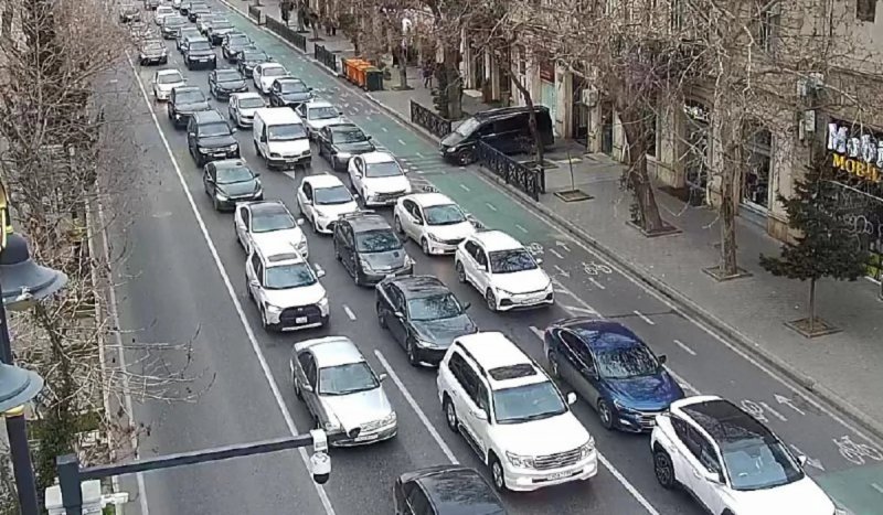Paytaxtda 14 istiqamətdə nəqliyyat sıxlığı yaranıb
