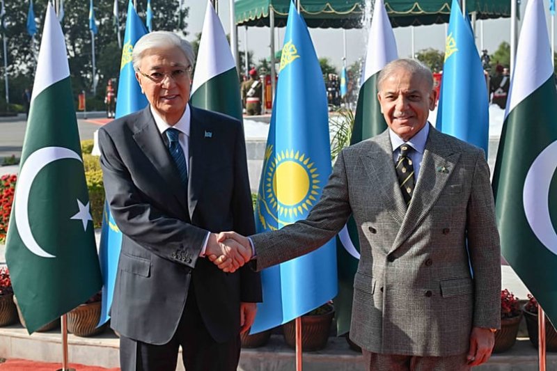 Pakistan və Qazaxıstan liderləri regiondakı vəziyyəti müzakirə edib