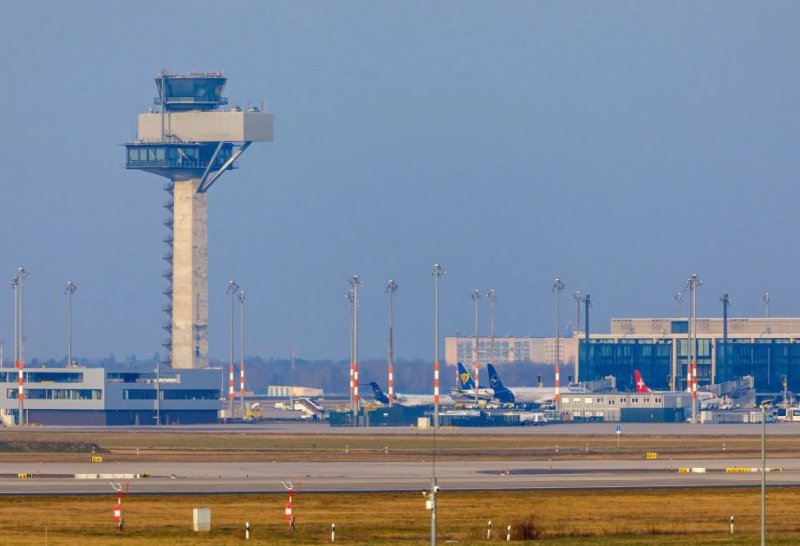 Berlin aeroportunun işçiləri birgünlük xəbərdarlıq tətili edəcəklər