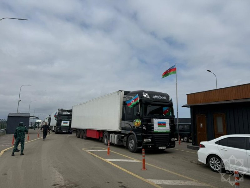 Azerbaijan's humanitarian aid trucks en route to Iran passes through state border