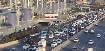 Paytaxtın bir sıra yollarında nəqliyyatın hərəkətində sıxlıq müşahidə olunur