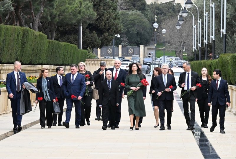 Litvanın Baş naziri Bakıda Şəhidlər xiyabanını ziyarət edib