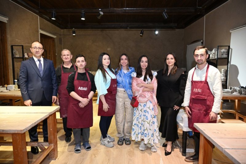 Leyla Əliyeva və Arzu Əliyeva Şəkidə “ABAD” Keramika və Tətbiqi Sənət Mərkəzi ilə tanış olublar