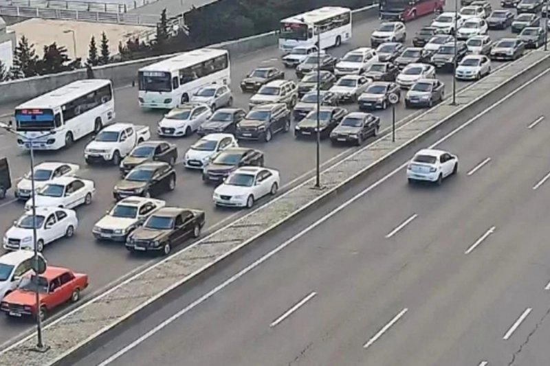 Bakının bəzi küçə və prospektlərində sıxlıq var